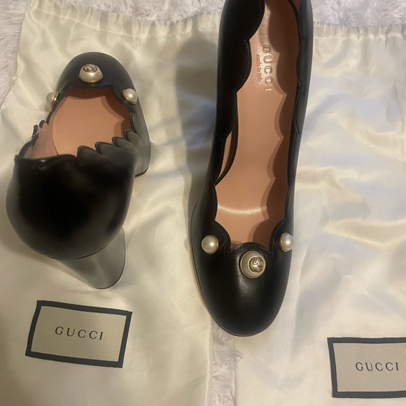 NWOT Gucci Black Scalloped Leather Willow Pearl Embellished Block heel Pumps - Picture 3 of 15